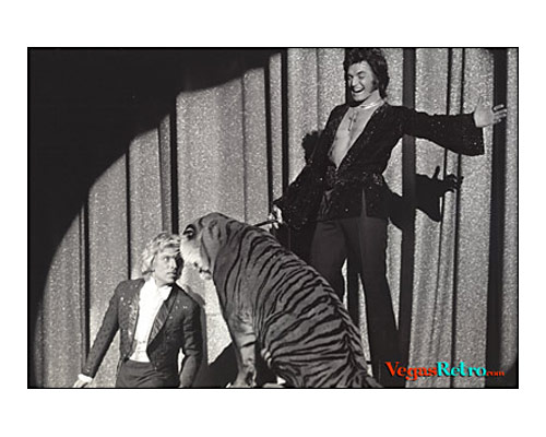 Photo Siegfried & Roy on stage at the MGM Grand in 1975